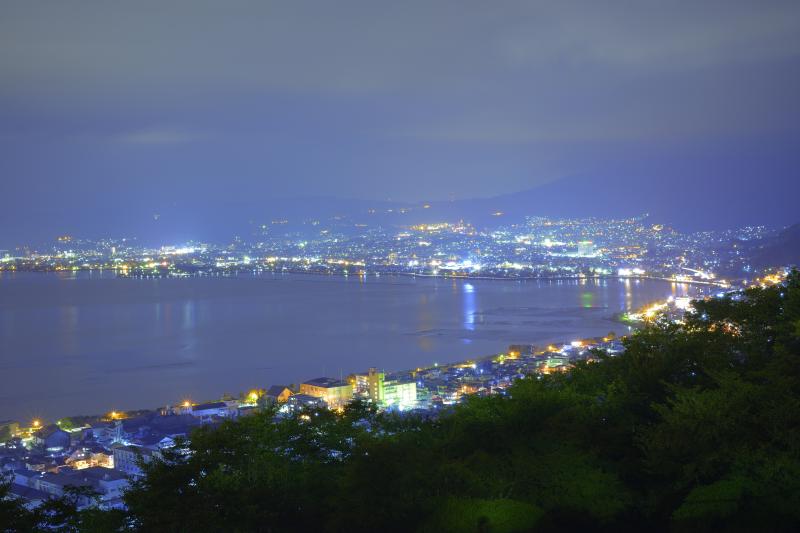 [ 諏訪湖岸の夜景 ]  立石公園から諏訪湖の右側を切り撮ってみました。