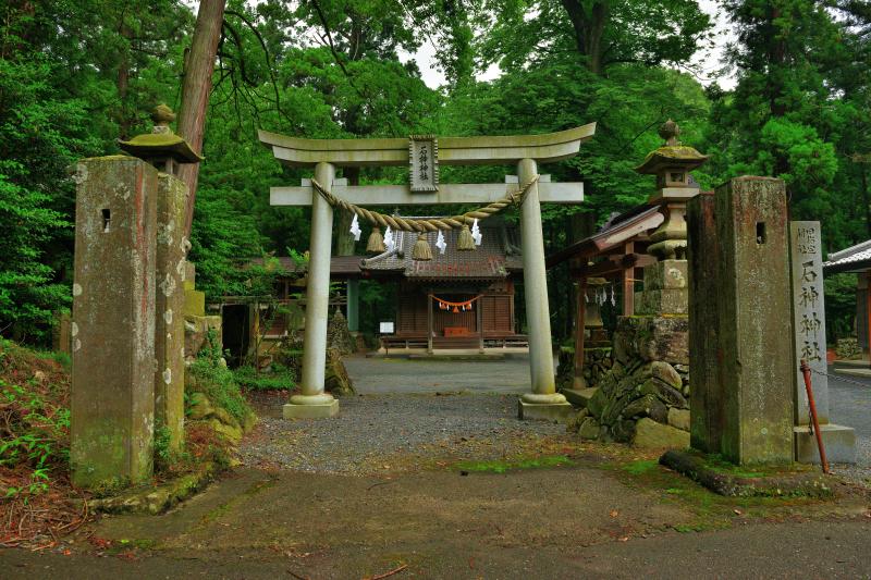 [ 石神神社 ]  あじさいの小路を少し走ると石神神社があります。