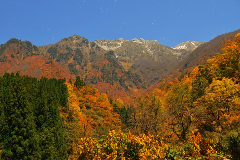 [ 紅葉星舞 ]  八海山山麓は紅葉真っ盛り。一面の紅葉と空を舞う星、迫力の八海山の絶景が目の前に広がっていました。