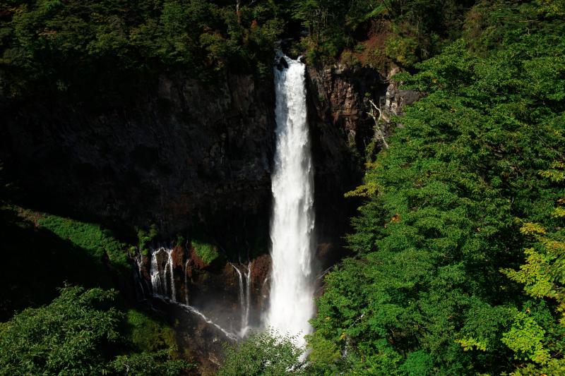 [ 華厳の滝・夏 ]  豪快な水量で観瀑台まで飛沫が飛んできます。