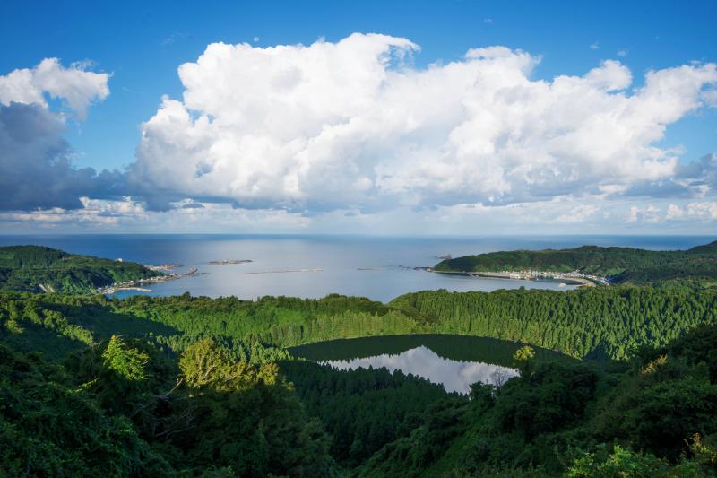 八望台からみた日本海| 湾の手前には二ノ目潟があります。