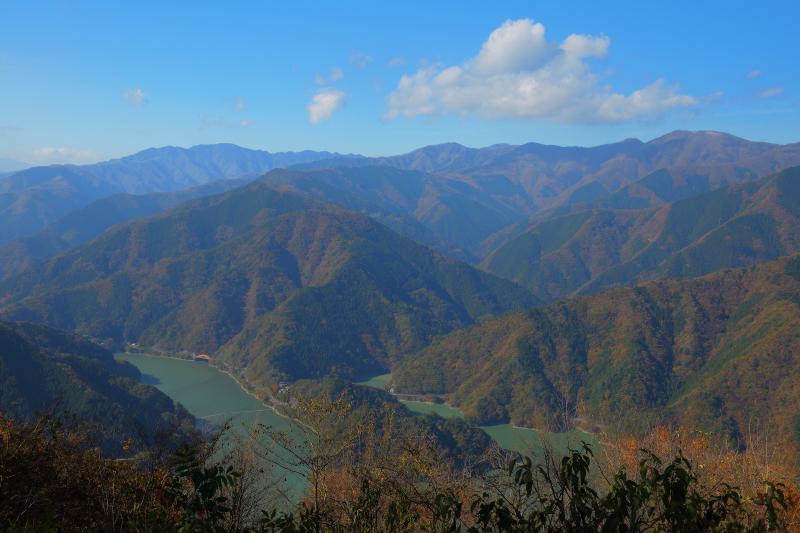 [ 奥多摩湖俯瞰 ]  駐車場からは奥多摩湖を俯瞰することができます。ダムが山深い場所に位置していることを感じることができます。