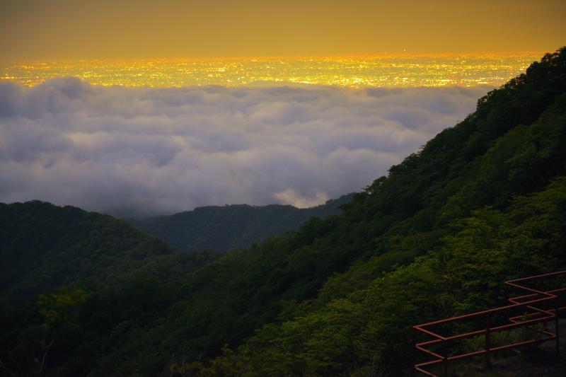 [ 雲海に浮かぶ街明かり ]  雲海の奥には関東の街明かりが。鳥居峠は雲海と大夜景を見ることができるスポットです。