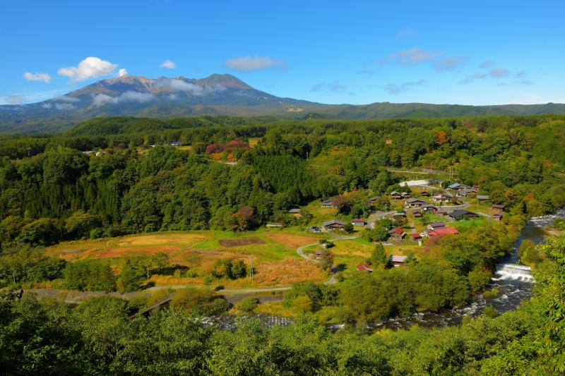 [ 御嶽山・山麓風景 ]  御嶽山ビューポイントからは御嶽山に抱かれた農村の大パノラマを楽しむことができます。