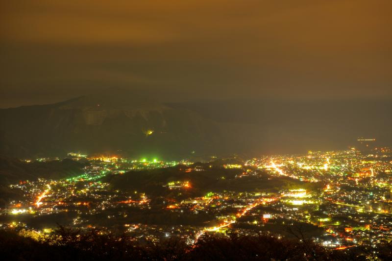 [ 秩父の夜景と武甲山 ]  美の山は夜景で有名な撮影スポット。最近は雲海の撮影スポットとしても知名度が上昇中。