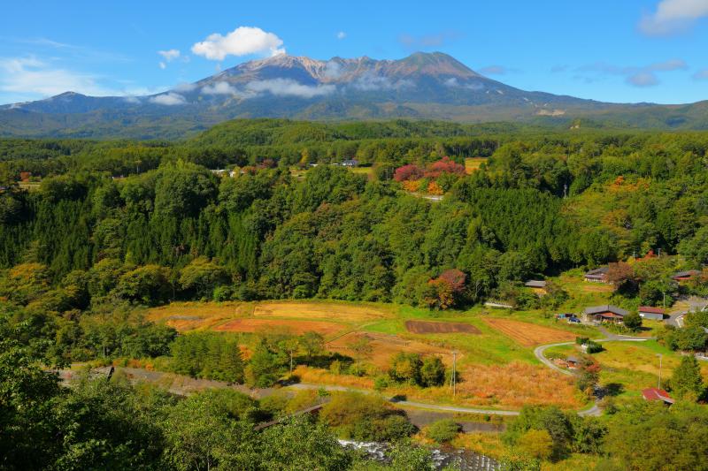 [ 御嶽山と農村風景 ]  雄大な御嶽山の山麓にある農村は日本の原風景。