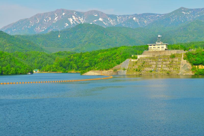 [ 奈良俣湖と残雪の峰々 ]  奈良俣湖は尾瀬の峰々を一望できる撮影スポットです。ダム堤は遊歩道になっており、車を降りてすぐにこの眺望を味わうことができます。