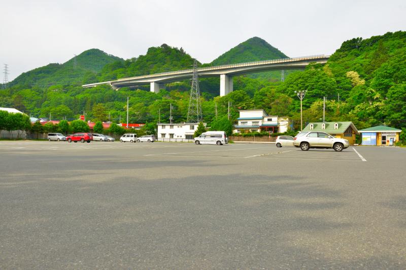 [ 道の駅 水紀行館の駐車場 ]  利根川の諏訪峡に隣接する道の駅です。駐車場は広く、みなかみ観光の拠点のひとつになっています。