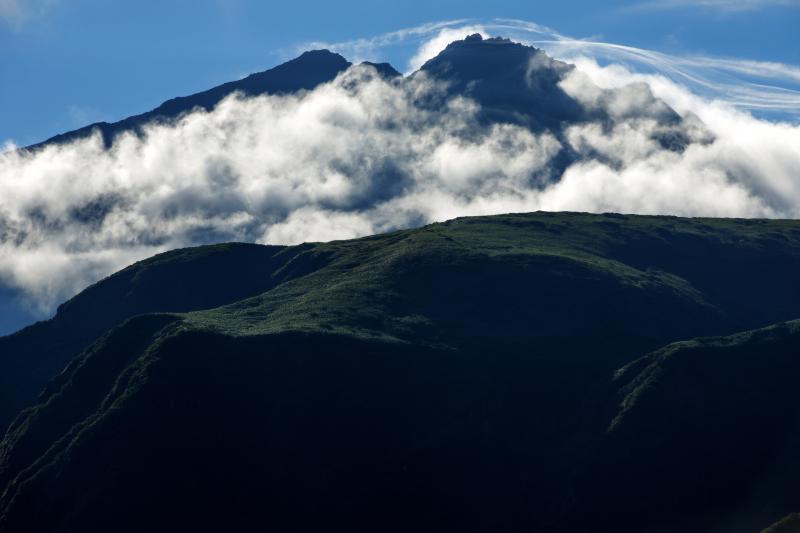 [ 鳥海山気流 ]  激しい気象の変化が、劇的な風景を創り出します。