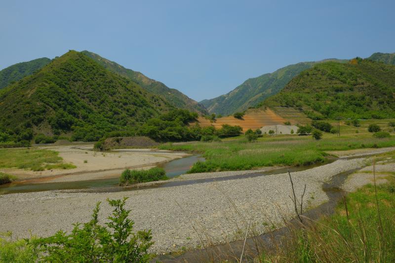 [ 三川の流れ ]  銅親水公園の堤が作るダム。ダムというよりは三つの川が流れる広い河川敷のよう。