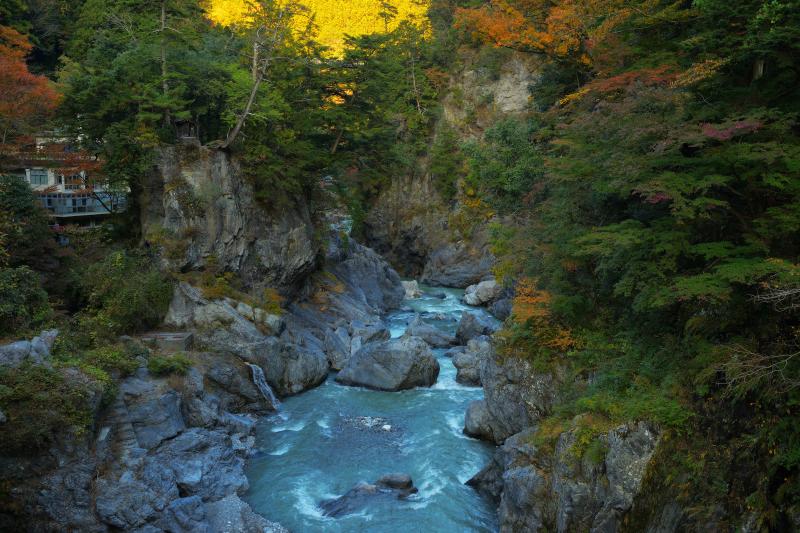 [ 奇岩と多摩川の流れ ]  鳩ノ巣小橋からは奇岩と清流・多摩川を一望することができます。国道から少し遊歩道を下るだけで迫力ある絶景を味わうことができます。