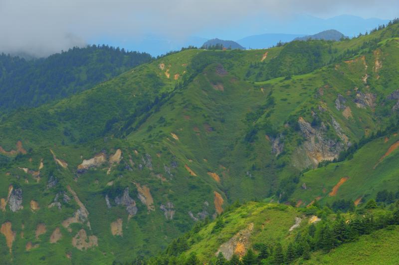 [ 山田峠眺望 ]  雲の切れ間に少し青空が見え、山肌に光が当たり出しました。