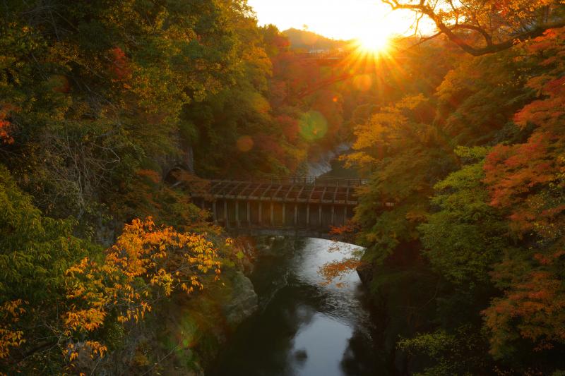 [ 放熱 ]  奥の山から太陽が昇り、猿橋周辺は光の中に。