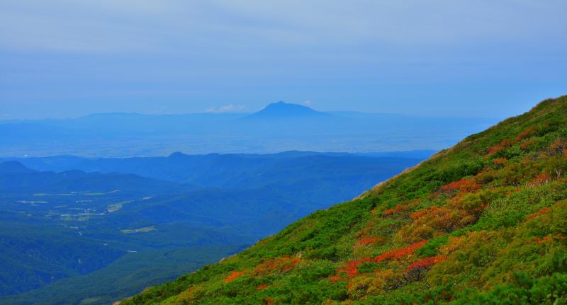 [ 空に浮かぶ岩木山 ]  八甲田山からは岩木山がよく見えます。山並みの奥に浮かぶ岩木山が幻想的でした。