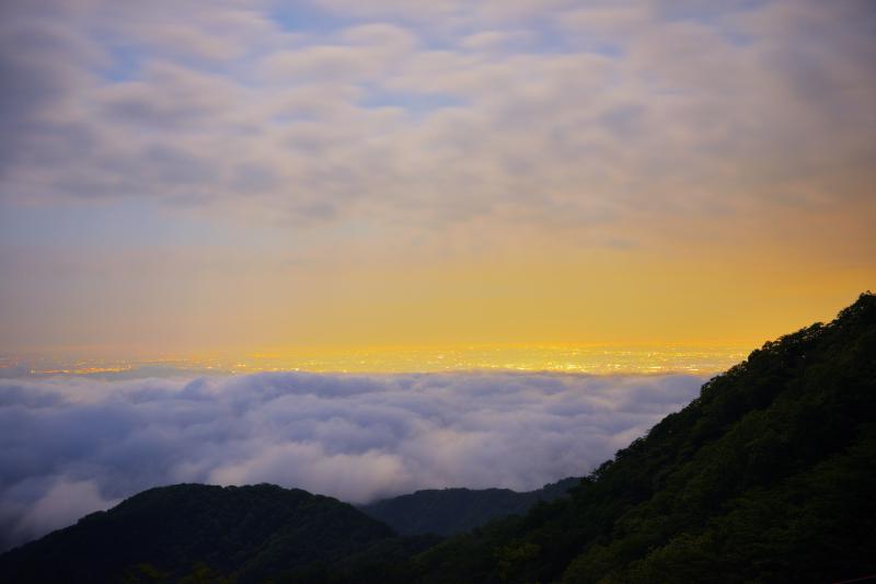 雲海と雲間に光る夜景| 峠からは下に雲海が張り付き、その上にオレンジ色の関東の街明かりが。上空には雲が流れ、幻想的な絶景になりました。