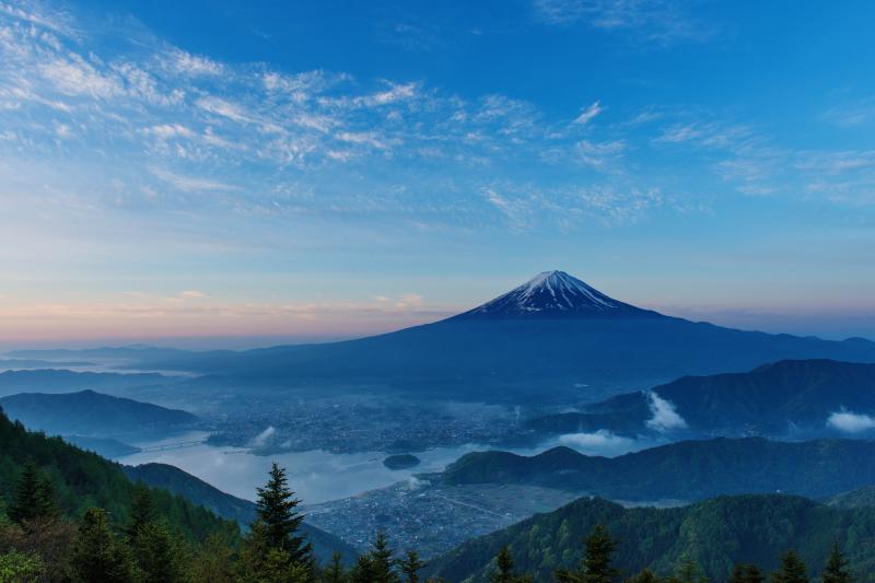 [ 雲湧く夜明け ]  東の空が赤くなり、河口湖周辺から少し雲が湧いてきました。