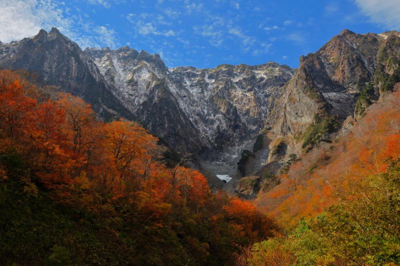 一ノ倉沢 三段紅葉 | 紅葉に包まれた一ノ倉沢。雪と黒い岩のコントラストでより迫力ある姿に。到着時、谷川岳に雲がかかっていましたが、撮影中に青空になりました。