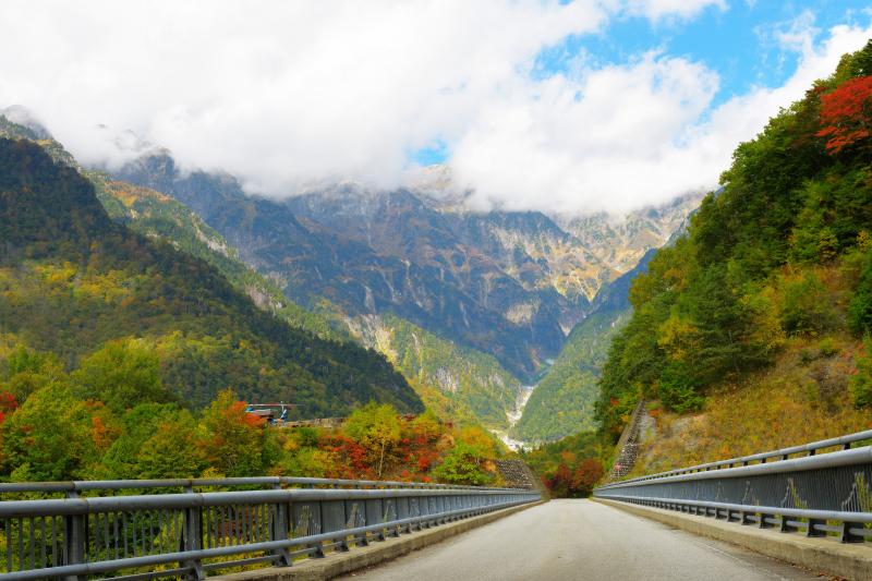 [ 紅葉する大橋周辺 ]  新穂高ロープウェイ近くの橋で、穂高連峰の迫力を味わうことができます。