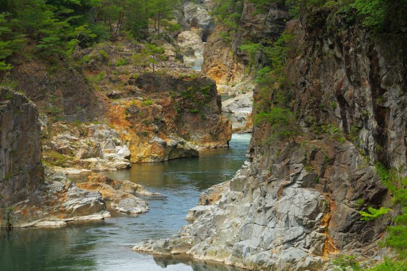 [ 竜の通り道 ]  切り立った岩壁の間をすり抜けるような鬼怒川の流れ。