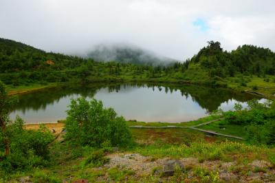 弓池全景| 水深1.6mの火口湖。右奥に見える岩は「蓬莱岩」。天空の水鏡はとても神秘的。