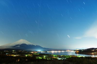 星降る富士山と山中湖| パノラマ台から長時間露光で夜中に撮影しました。夜景と星が美しい夜でした。