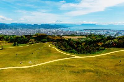 日本平ホテルの広大な庭園と清水港と富士山。庭園の道が面白いです。