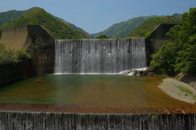 足尾砂防堰堤| 橋の上からは2段の砂防堤を見ることができます。水が澄んでいて綺麗でした。