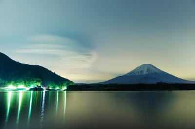 富士山の左側に大きな吊るし雲が見えました。幻想的です。