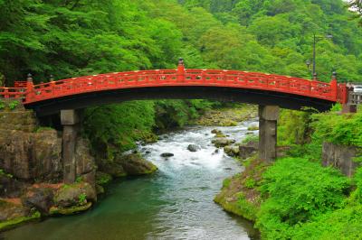 夏の神橋| 日光東照宮の入口にある橋は観光客の撮影ポイントとして大人気。下を流れる川の流れが美しい。