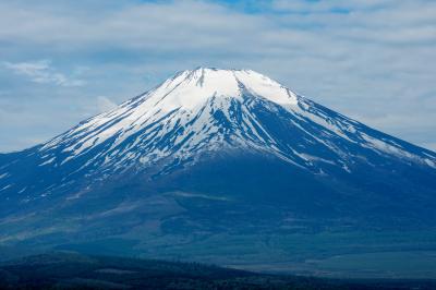 富士山の山頂に柔らかい光が当たっています。静かながら力強い富士山の写真になりました。
