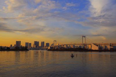 空気の澄んだ冬のお台場。夕陽を浴びたレイボーブリッジが輝いていました。