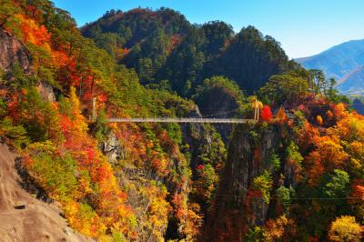 瀬戸合峡全景| 奥日光のさらに北側に位置する瀬戸合峡はとても険しい峡谷。川俣湖（ダム）と峡谷の美しさを両方味わうことができる紅葉の名所。