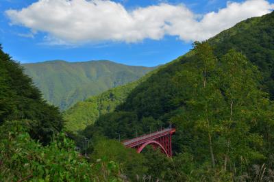 緑に包まれる豆焼橋| 出会いの丘の駐車場から望む赤い豆焼橋。秩父の雄大な自然を満喫することができます。