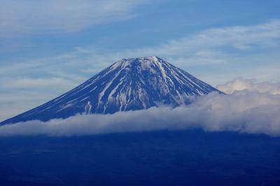 中腹に巻きつくような雲、夕暮れ近くの静かな富士山。