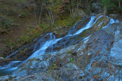 静かな夢| 大きな岩盤の上をゆっくりと水が流れ落ちていました。車を降りてすぐに見ることができる滝です。