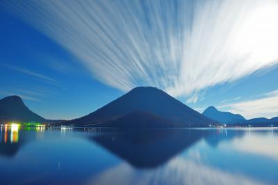 放射シンメトリー| 榛名湖畔に到着すると空にうろこ雲が流れていました。榛名山と雲が湖面に映り込み神秘的な世界が広がっていました。