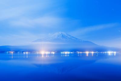 湿度が高い日で、富士山の低い位置に雲が流れ、湖面にも少し霧が出ていました。