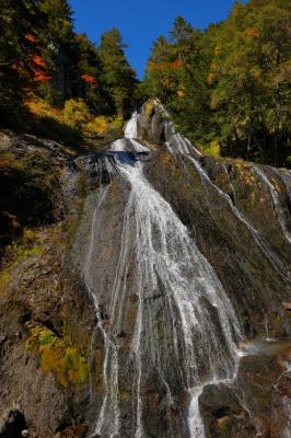 大きな岩盤を滑り落ちてくる水。空から水が降ってくるような滝です。