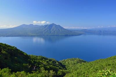 紋別岳から見た支笏湖| 支笏湖の向こうに風不死岳と樽前山が望めます。