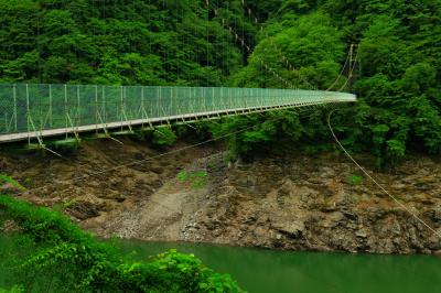 秩父湖吊橋| 秩父湖の上流側には大きな吊橋があります。このさらに上流には撮影スポットとして人気の大除沢不動滝があります。