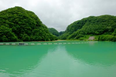 エメラルドグリーンの品木ダム| 草津白根山・草津温泉から流れ出る強い酸性の水を中性にしています。温泉のようなダム湖。