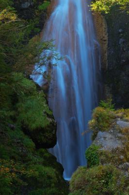 中央の滝は茶褐色の岩をしずかに水が伝っていました。
