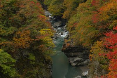 渓流という名が付いていますが、険しい渓谷です。岩や両岸を彩る紅葉が見事。