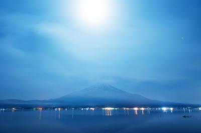 富士山の上には雲が多く流れ、柔らかい月明かりの日でした。