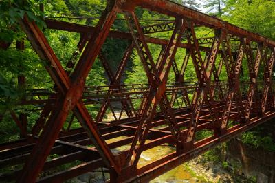銅橋| 小滝路に唯一残された橋は赤褐色で廃墟感を醸し出しています。