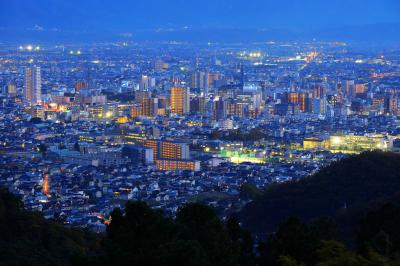 陽が沈む頃徐々に街の灯りが輝き始めます。和田峠は甲府盆地の夜景ビュースポットとして知られています。