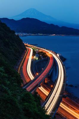 富士山に守られながら東へ西へと移動する車の流れ。