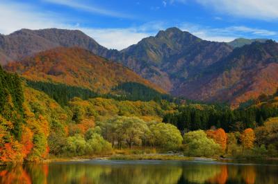 上越のマッターホルンは鮮やかな紅葉に彩られていました。大源太湖には紅葉が映り込み、上空には秋の青空が広がっていました。