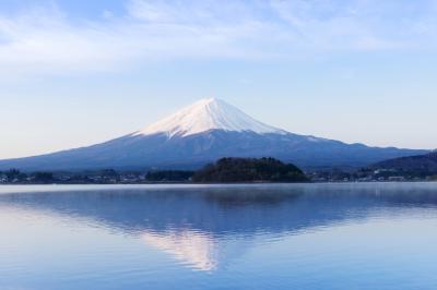 逆さ富士| 大石公園の湖畔から早朝に撮影。レジャーボート・釣り船の波が立たない時間帯に撮影しました。