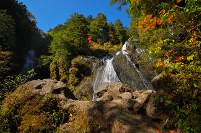 3つの沢が一ヶ所になる場所にある三本滝、秋晴れと紅葉が美しい。